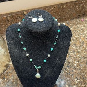 🌺PREOWNED GREEN TURQUOISE & PEARL COLORED STONED NECKLACE & EARRING SET🌺